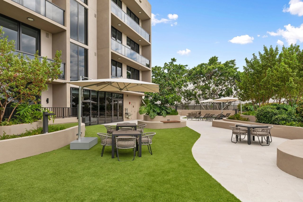 Arbor Coconut Grove landscaped courtyard with shaded seating