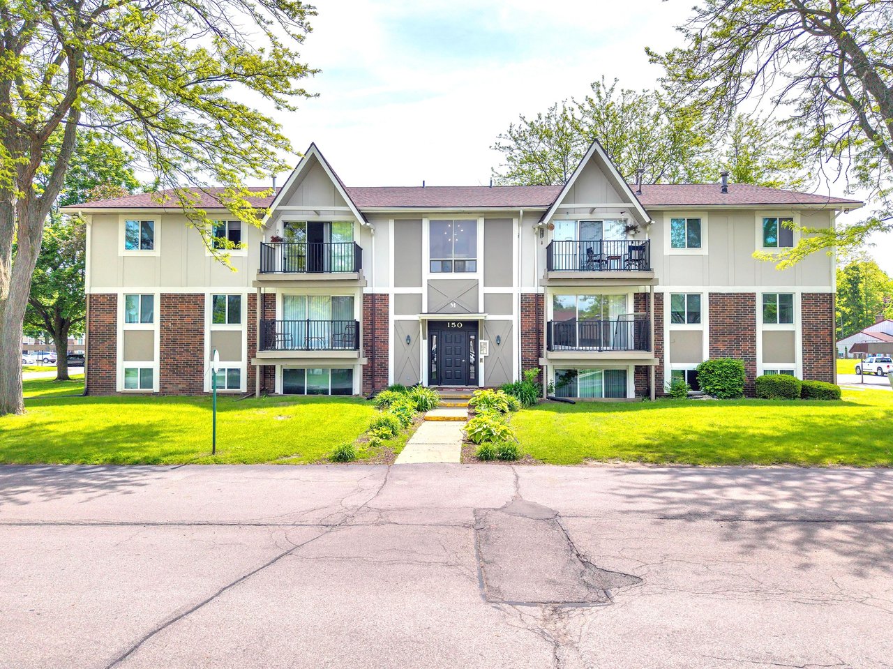 Camelot Apartments | Saginaw, Michigan