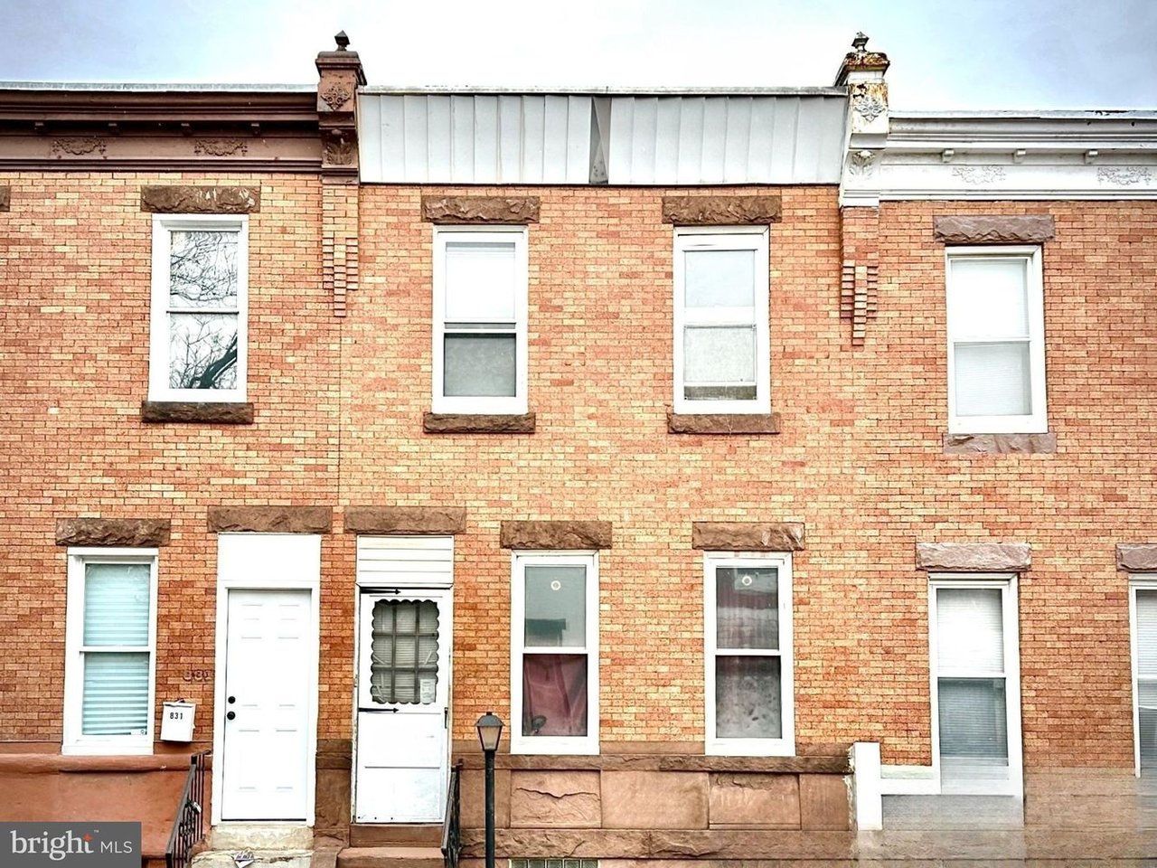 833 E Thayer St