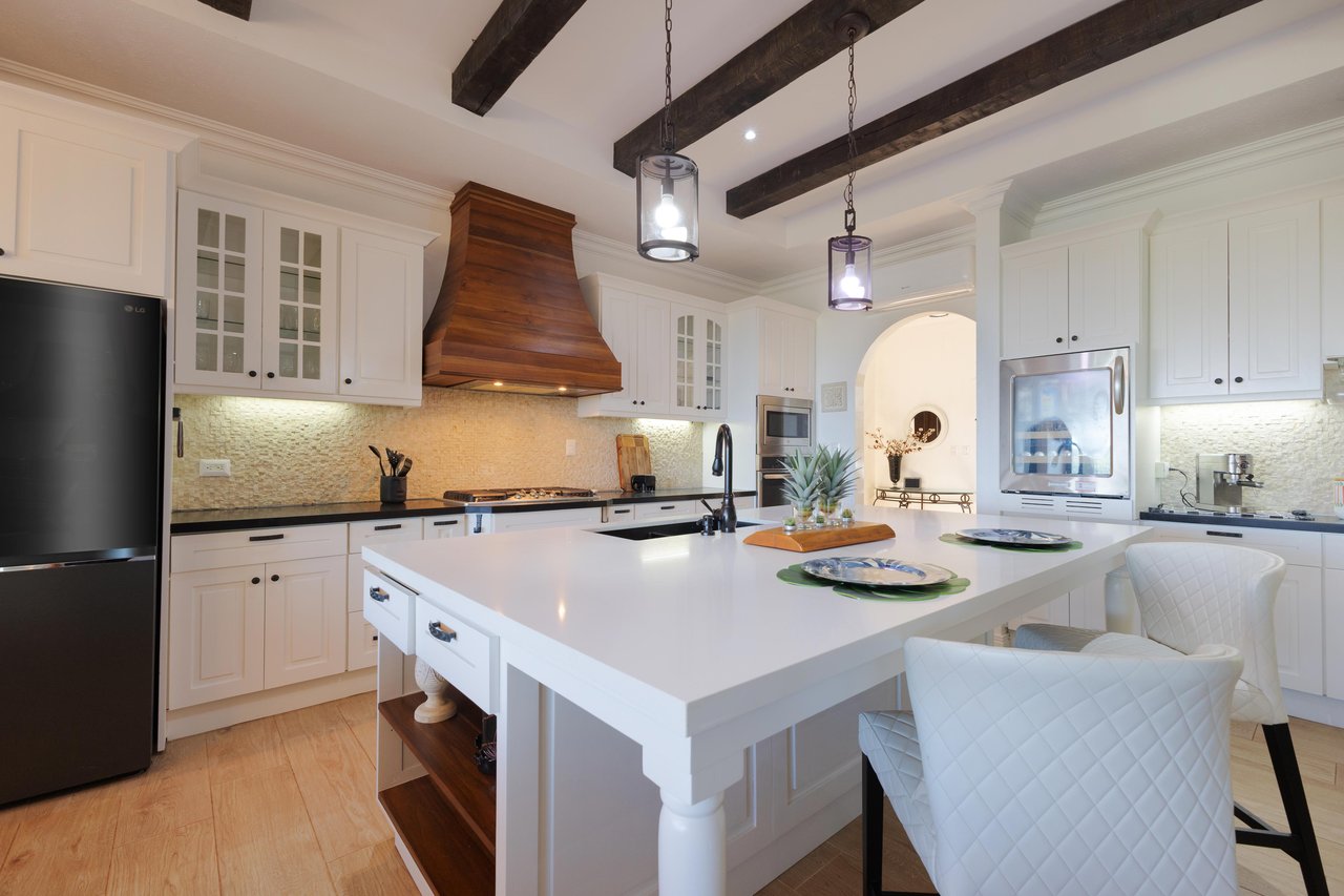CASA ORQUIDEA – LUXURY HOME WITH OCEAN VIEWS IN GATED COMMUNITY