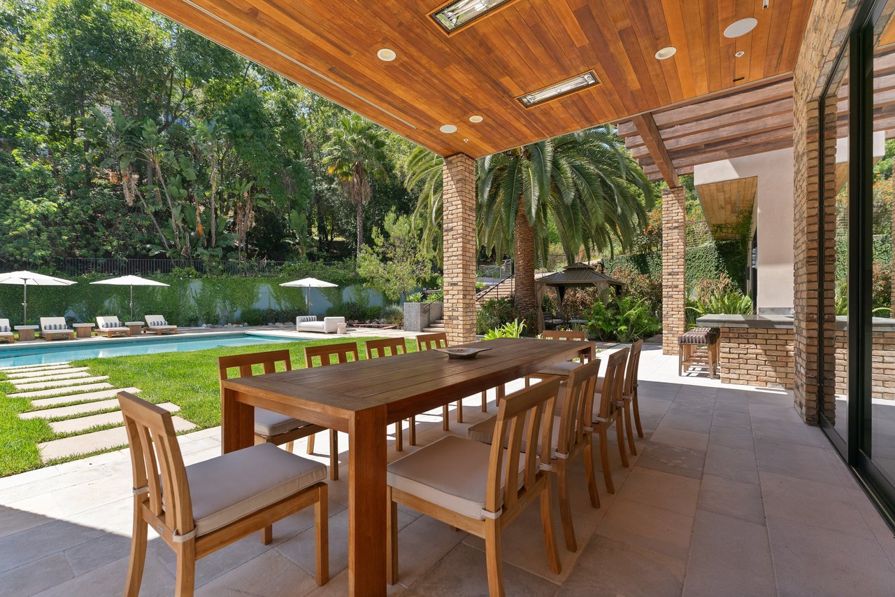 Bowmont Dr, 90210