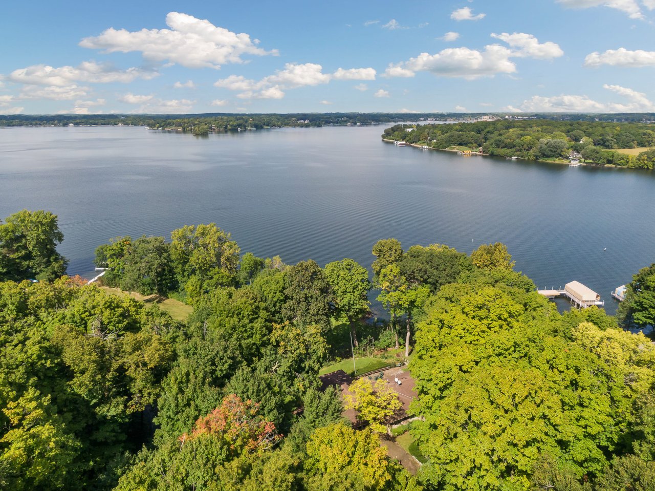 Lakeshore Estate Jewel on Robinson's Bay