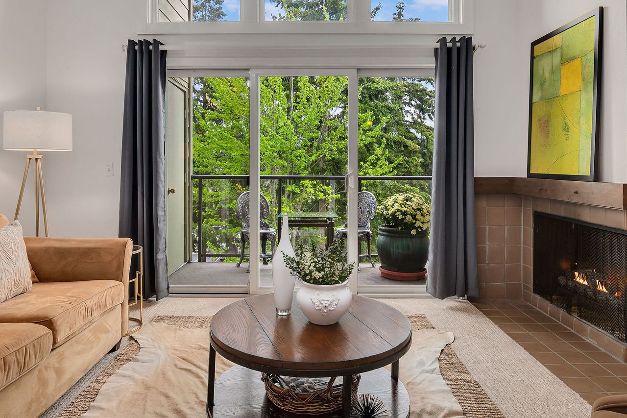 Charming Light and Bright Condo on Mercer Island