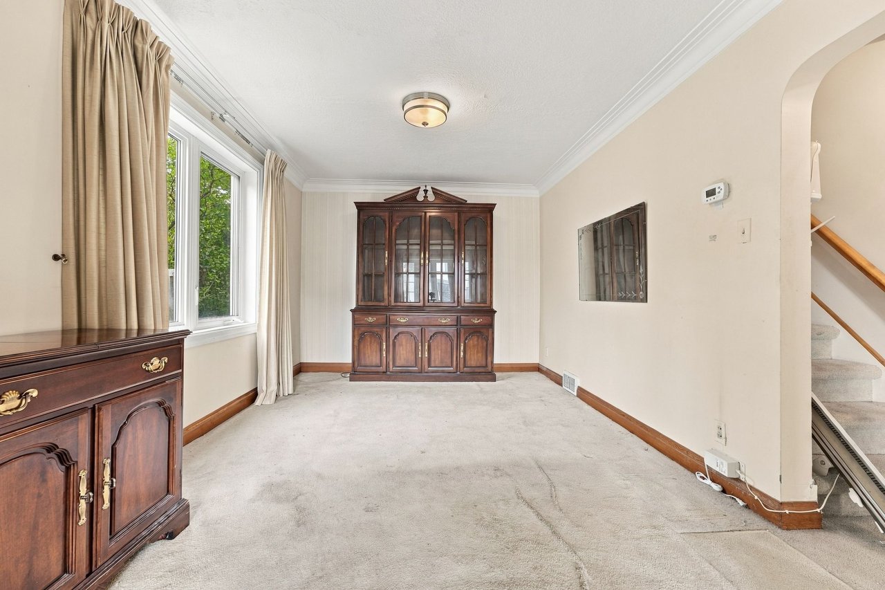 989 Pelham Ave