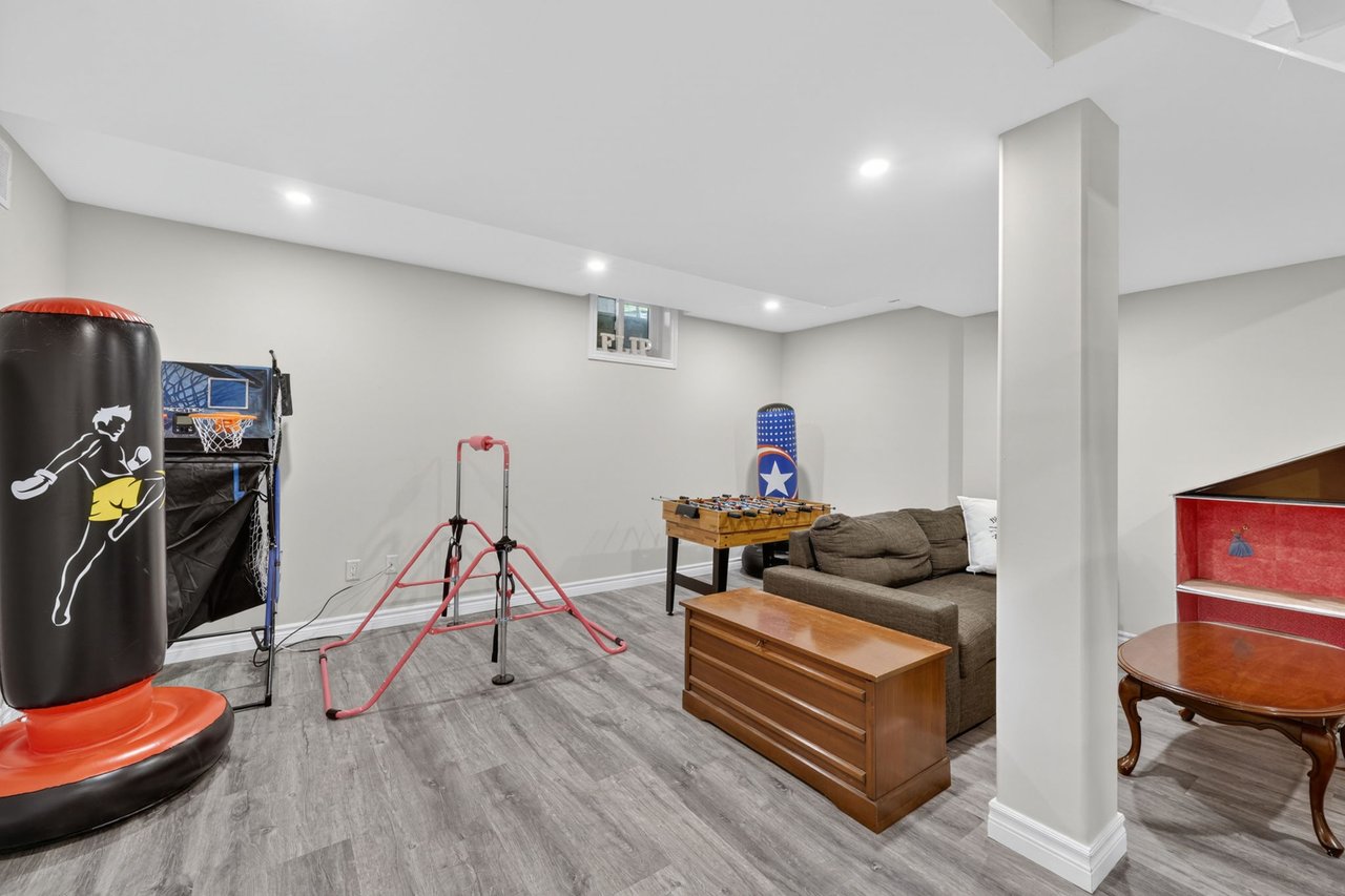 990 Anna Maria Ave
