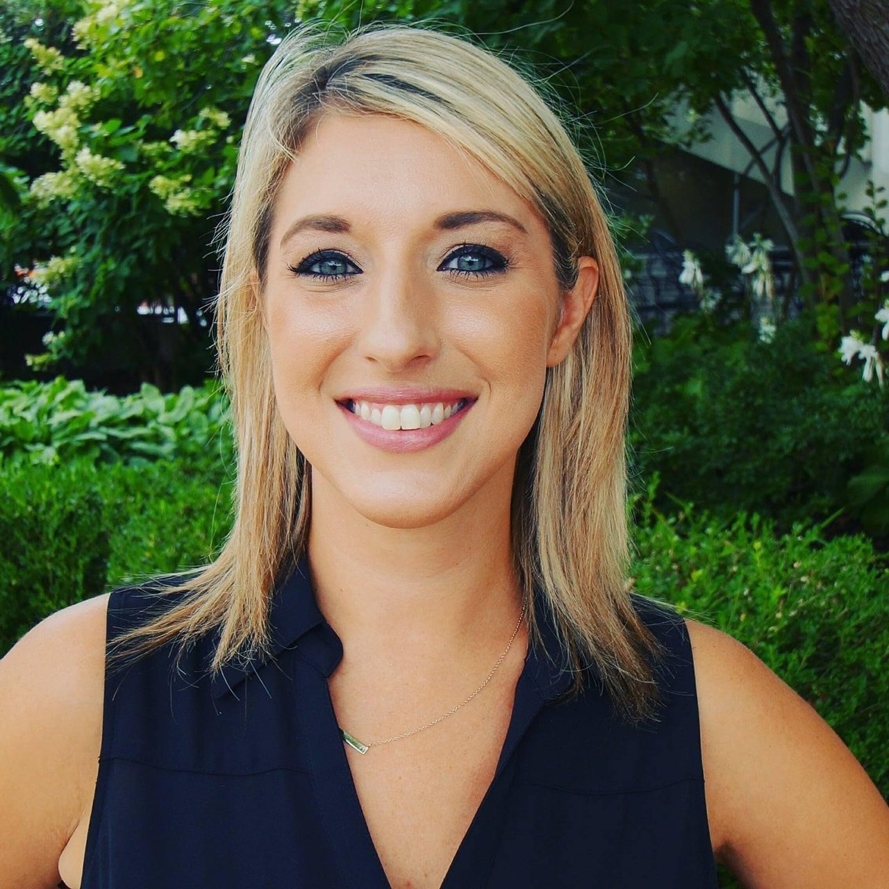 Amanda Gear Lee's Summit, MO Real Estate Agent Headshot