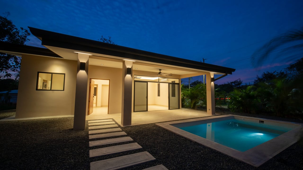 Casa Dos Rosas | Near the Coast House For Sale in Tamarindo