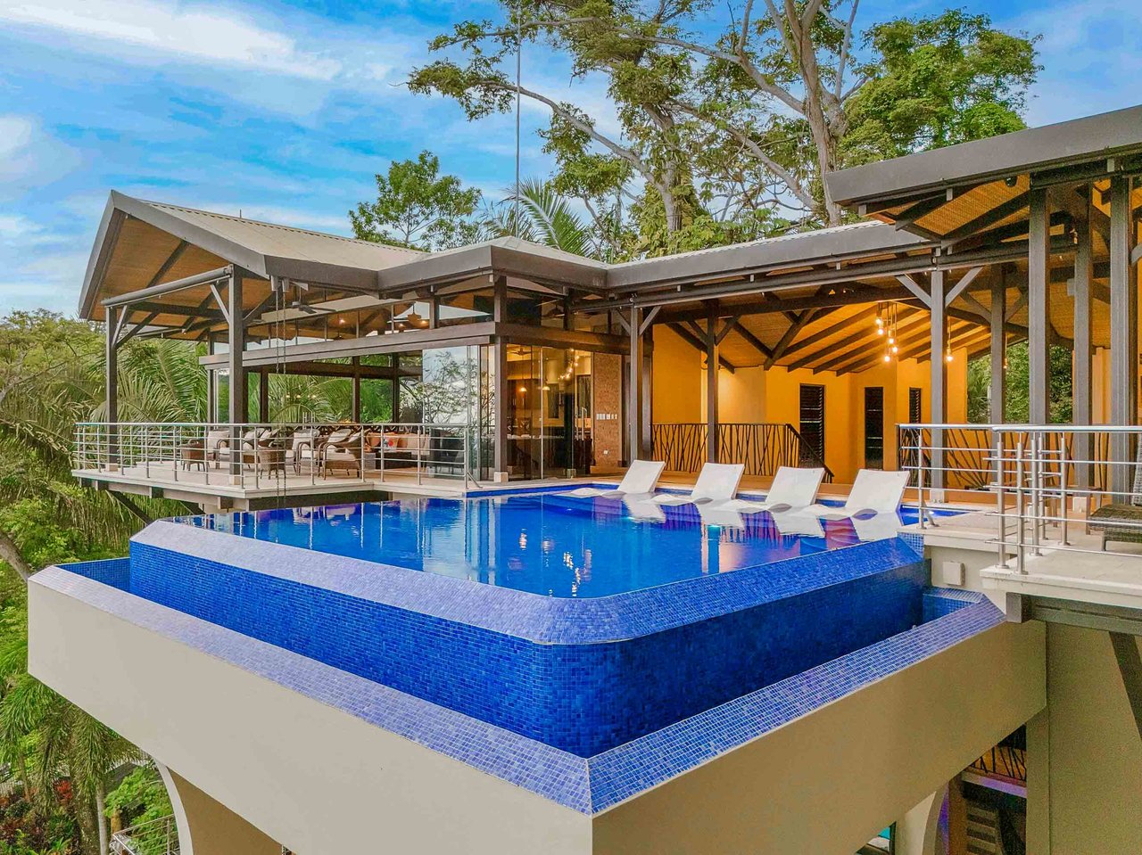Walk to beach Vista Hermosa Estate Lucrative Contemporary Estate