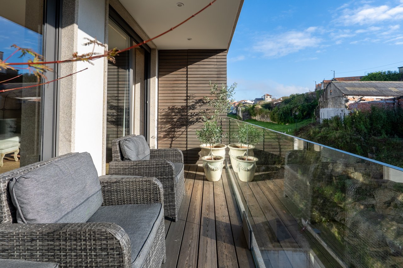 Modern Two-Bedroom Duplex Apartment in Porto