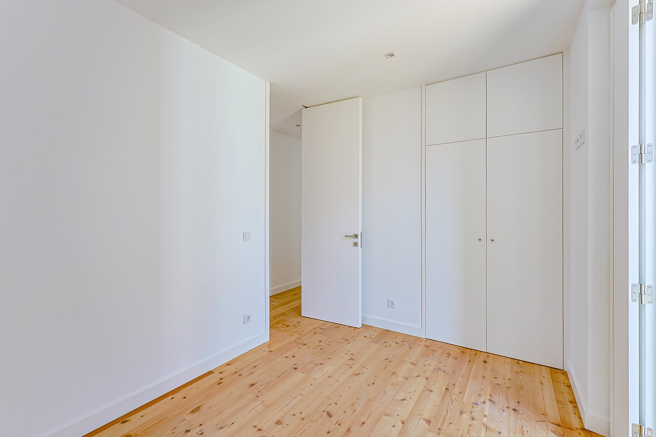 3-BDR Duplex with Sea View, Balcony & Private Lift in Monte Estoril