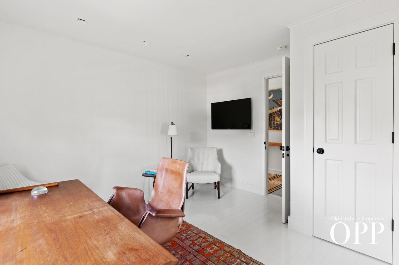 A REFINED BELLPORT RETREAT