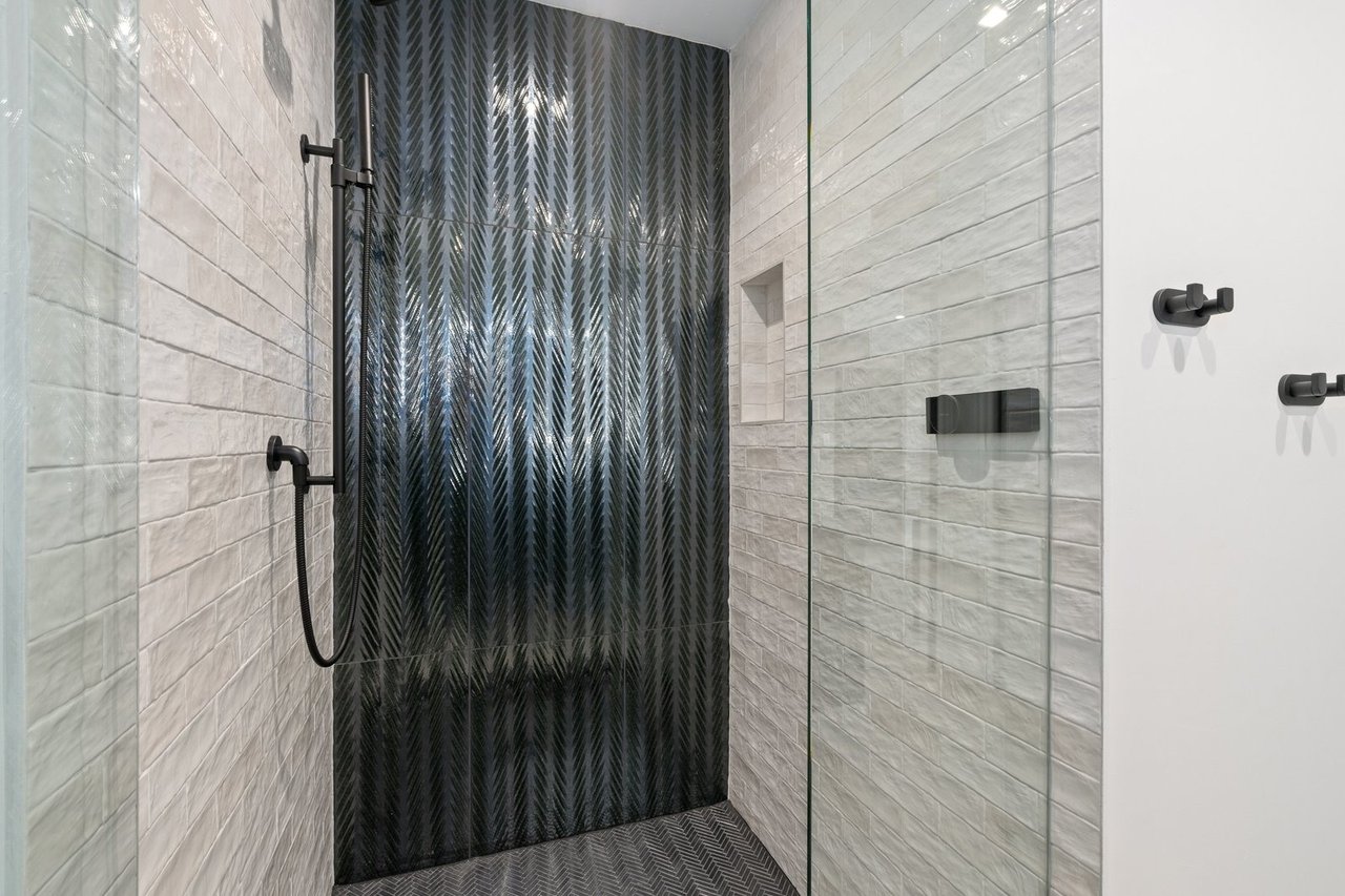 Luxxis Design 1104 Summit
