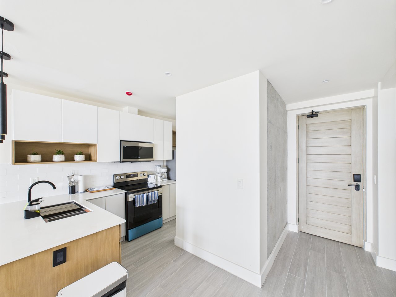 Condo 102, Arihini