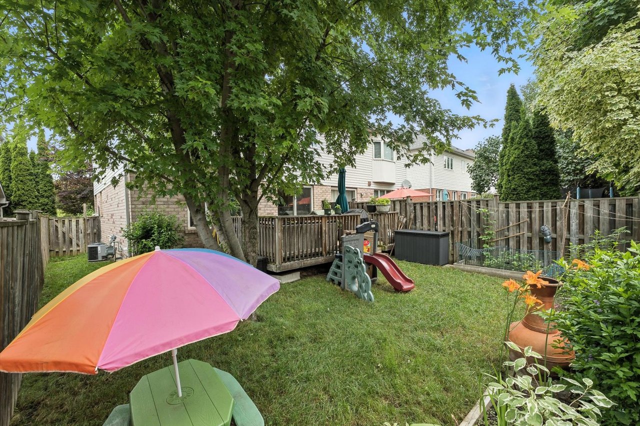 151 Mowat Cres