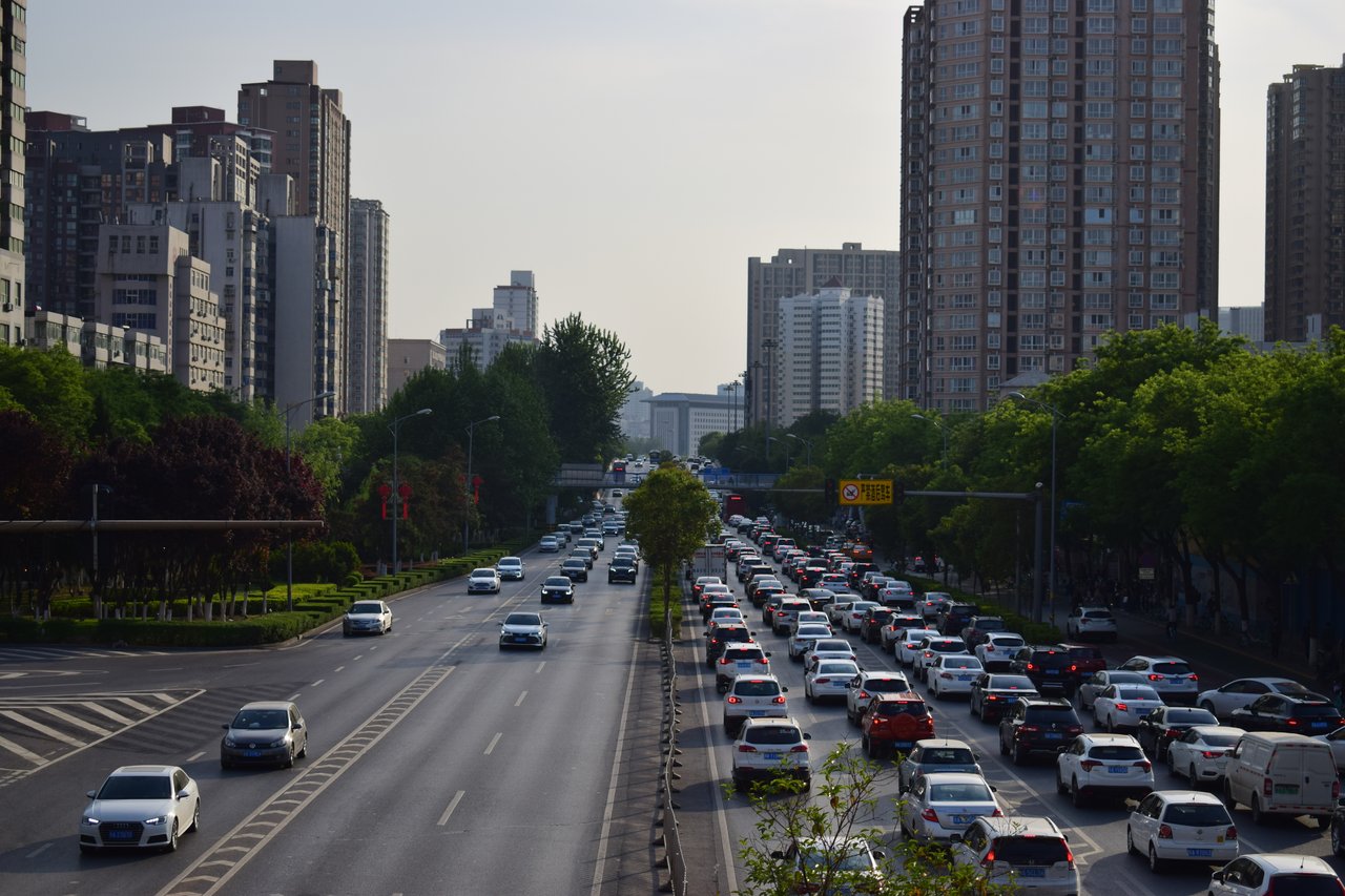 Heavy city traffic illustrating the busy urban lifestyle many buyers leave behind when relocating to Franklin, North Carolina.