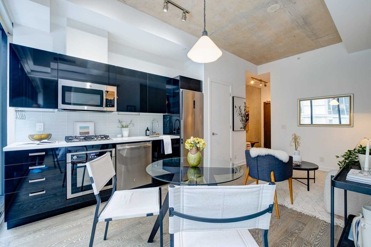 11 Charlotte St, Ste 203