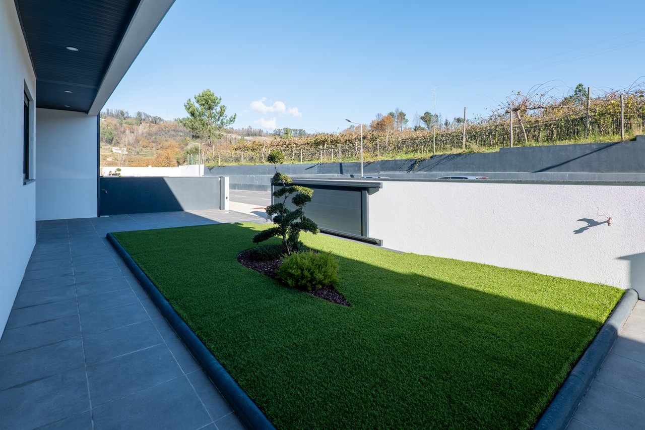 Luxury 3-Bedroom Villa with Private Garage and Expansive Living Area