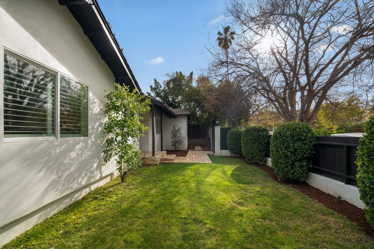 20212 Oxnard St, Woodland Hills