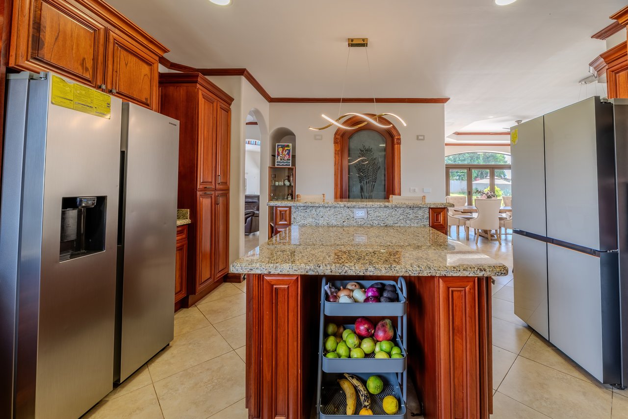 Luxury Home with Pool, Bar Area & Resort-Level Amenities | 5br, 4ba in Perez Zeledon 