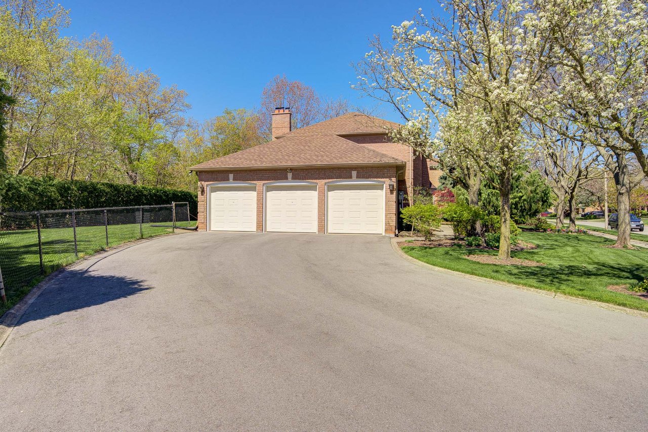 1296 Mapleridge Cres