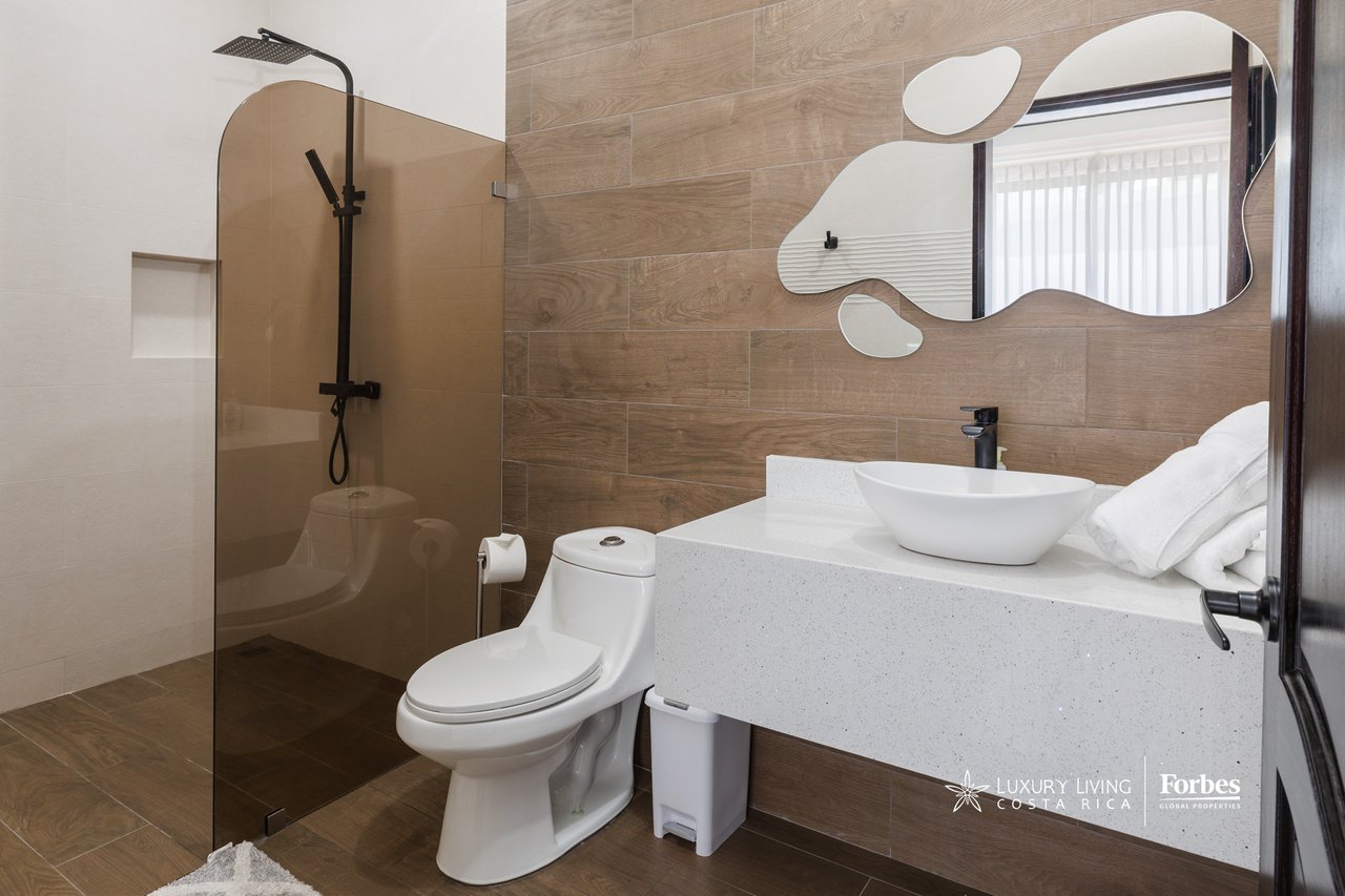 21472 - Fully Furnished Turnkey Luxury Beach Residence, 9 suites, 50 mts from Jaco Beach