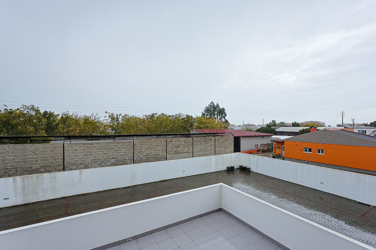 Modern 2-Bed, 2-Bath Apartment in Central Marinha Grande – Near Nazaré