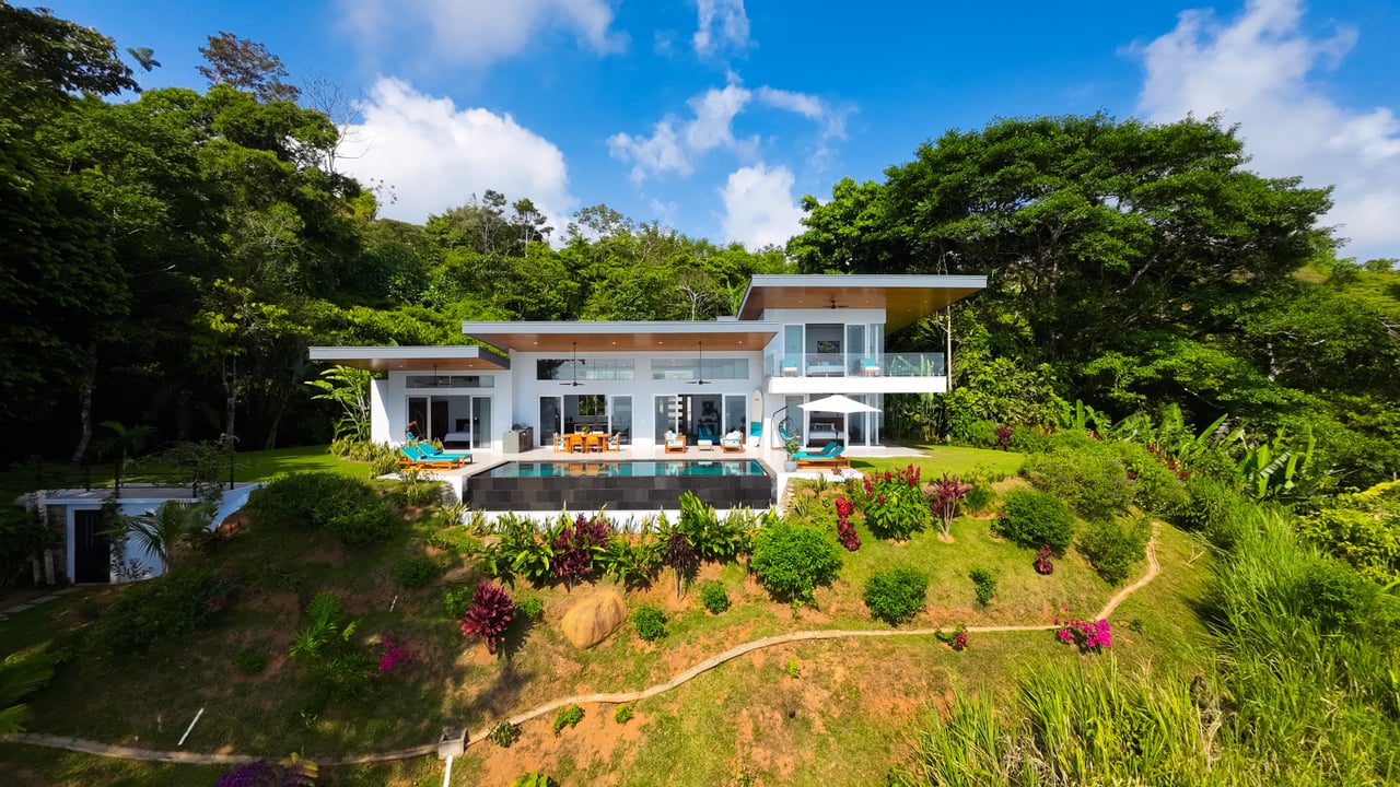 Modern House with Ocean view in Costa Verde Estates