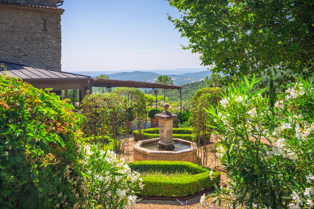 an exeptional domain of over 100 hectares in a dream location 