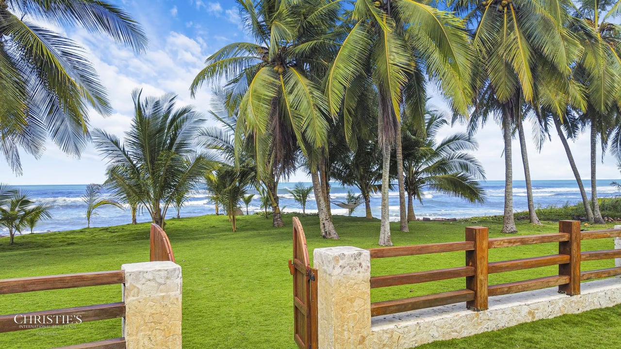 Hermosa Villa Beachfront Estate