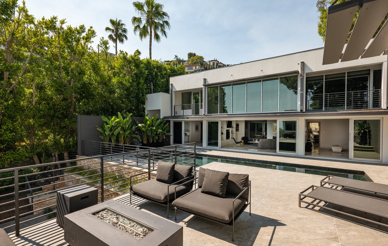 1545 Sunset Plaza Dr