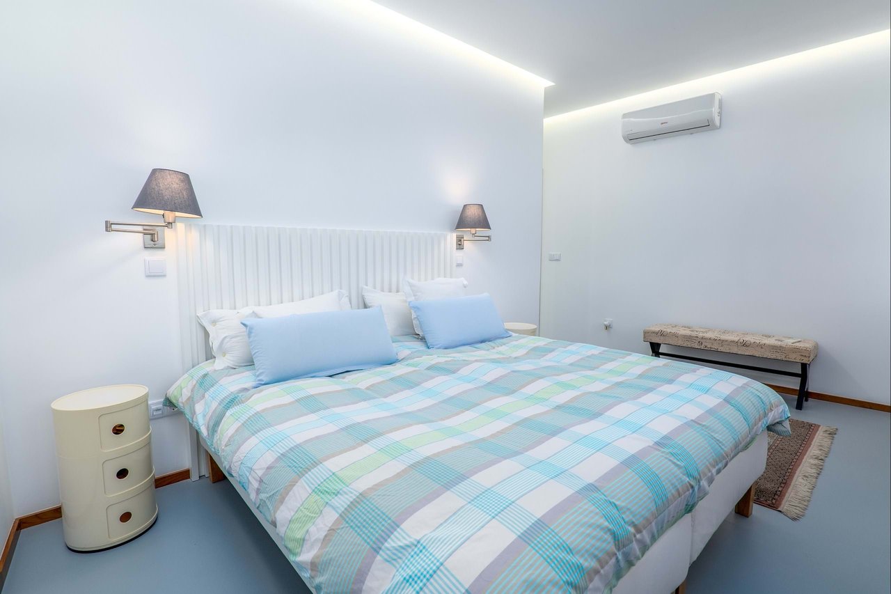 2 Bedroom + 1 Loft with Harbor Views in Central Matosinhos