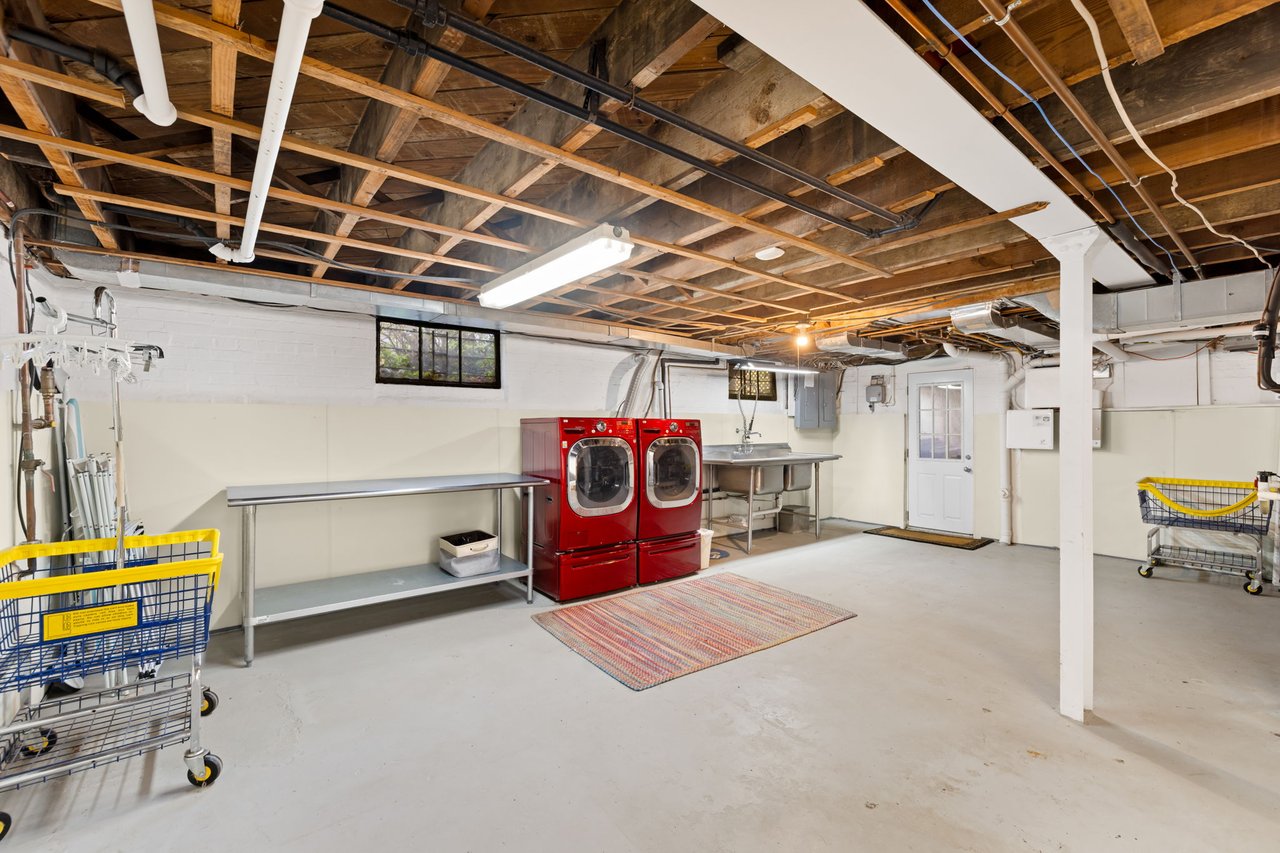 22 W OAK STREET