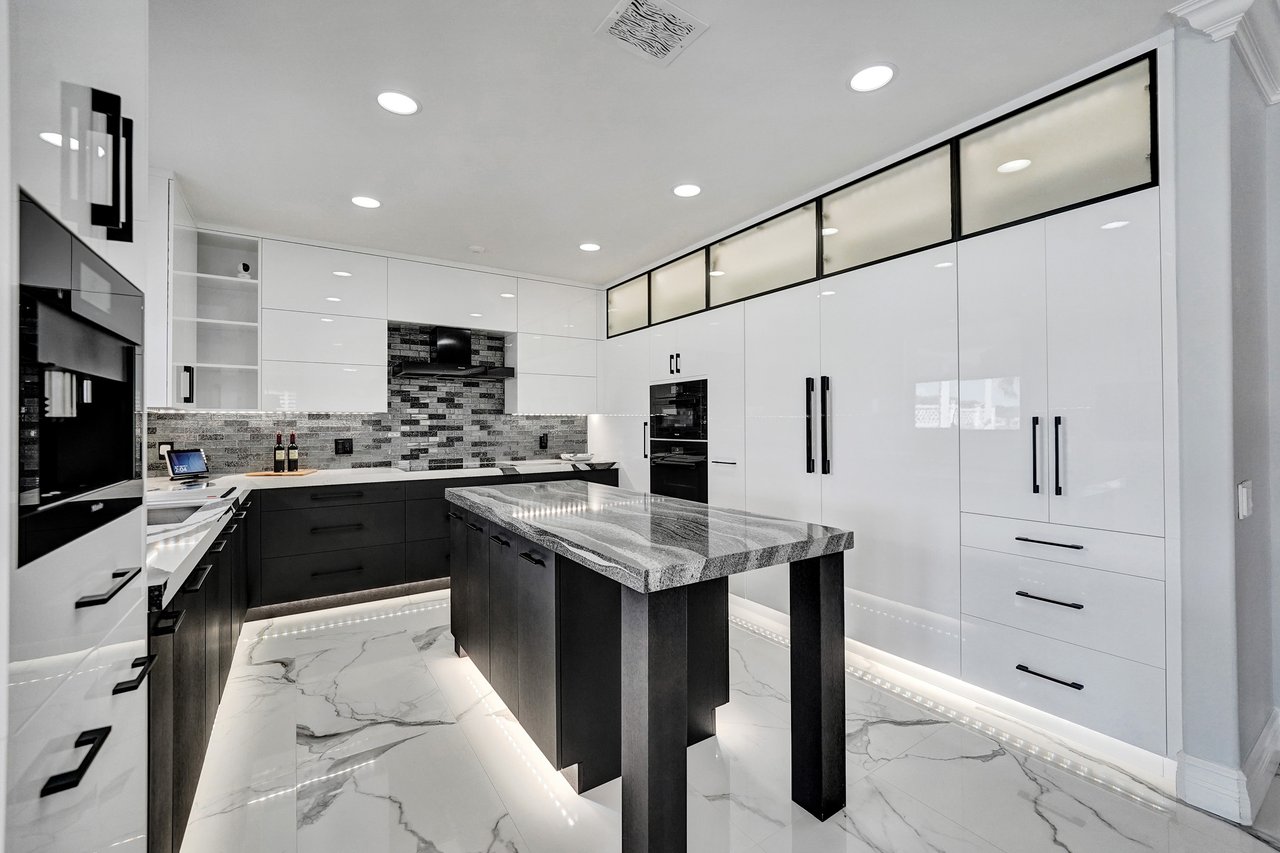 949 Crestview Cir