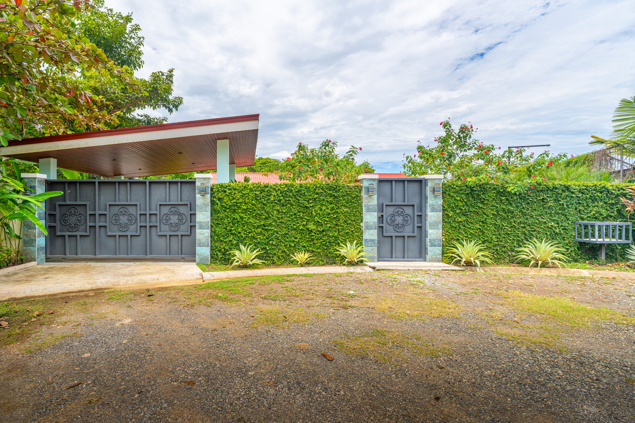 Villa Esmeralda - Big Pool. Big Lot. Big Lifestyle. Central Uvita, Walk to Everything!
