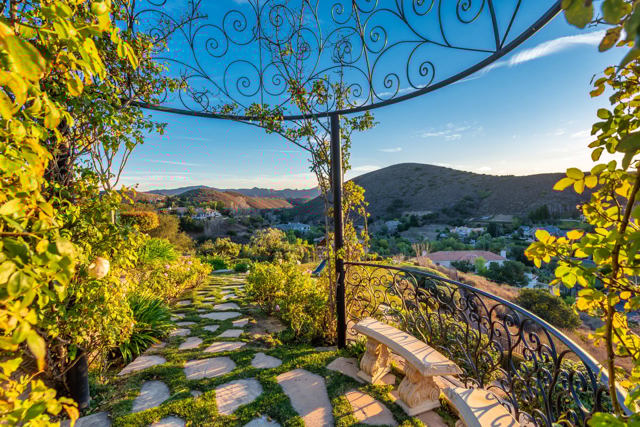 996 Vista Ridge Lane