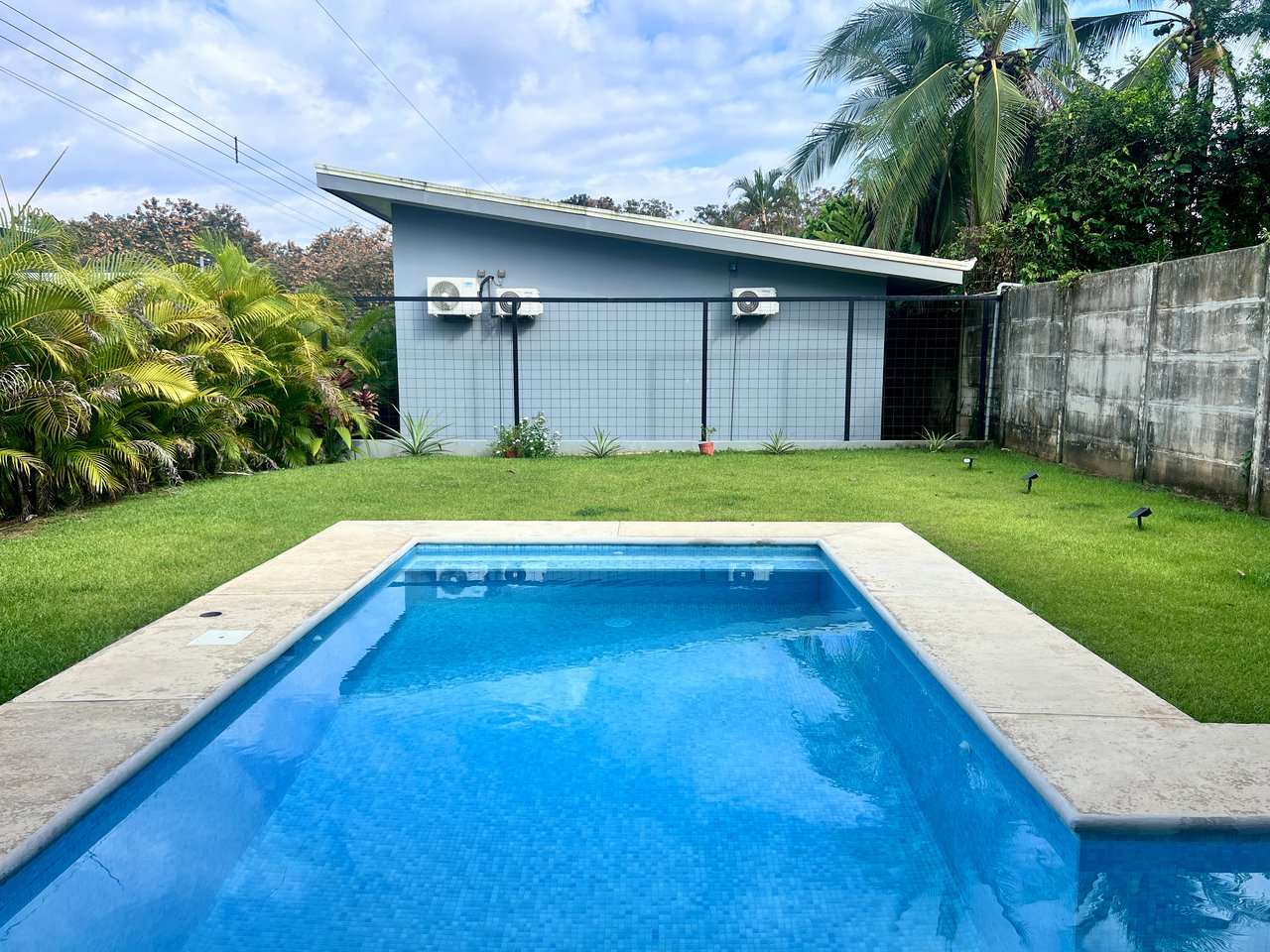 Quepos Hills Villa with pool and covered patio and tropical gardens