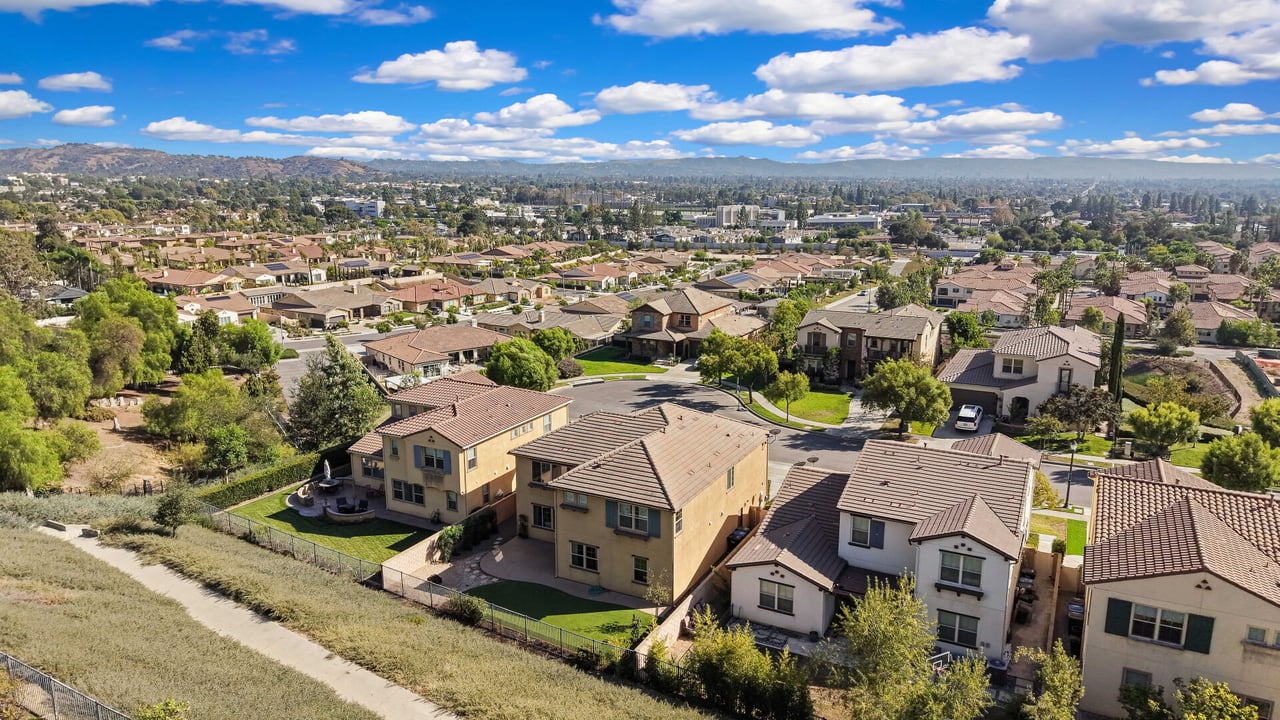885 E Manresa