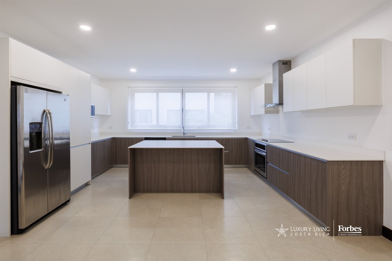 21475 - Modern apartment, 4 bedrooms + maid's quarters in Escazu for sale and rent