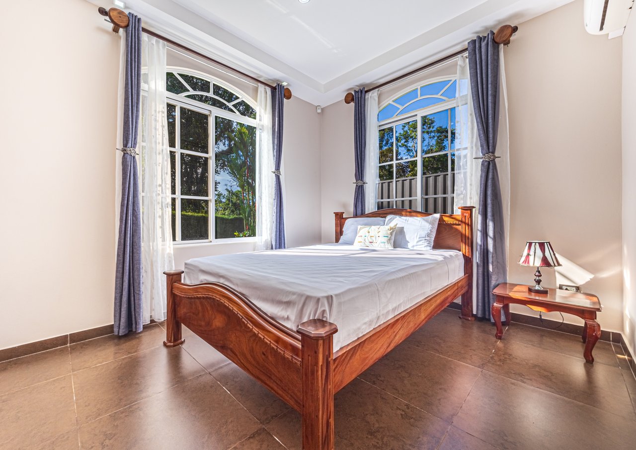 Exceptional 5-Bedroom Residence on Los Laureles Street – Prime Location & Versatile Layout