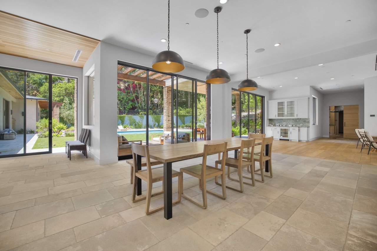 Bowmont Dr, 90210