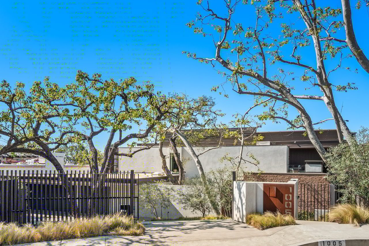  A Beverly Hills Architectural Masterpiece – Where Modern Luxury Meets Timeless Elegance