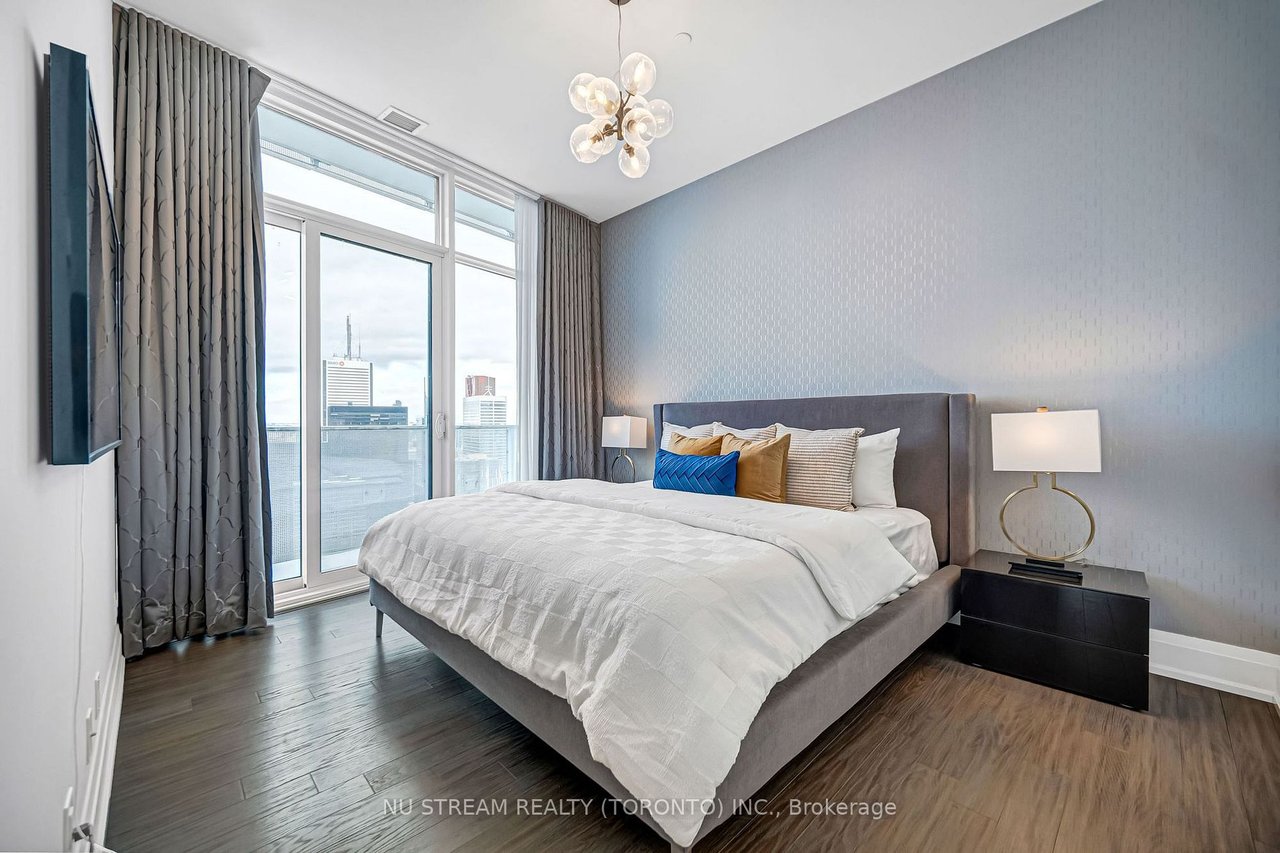 ICONIC LIVING AT 100 HARBOUR ST