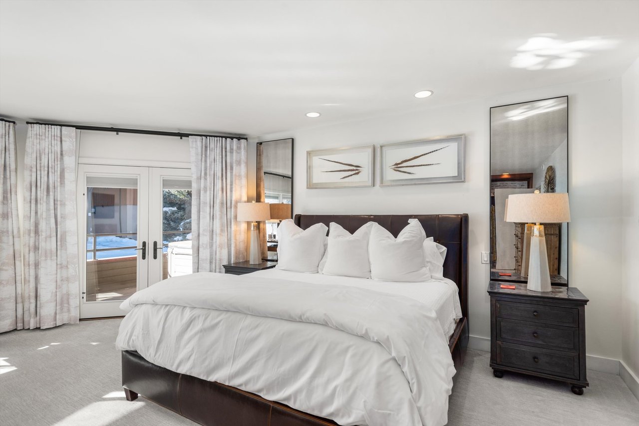 Aspen Core Luxury: Walk to the Gondola from this Spacious Townhome