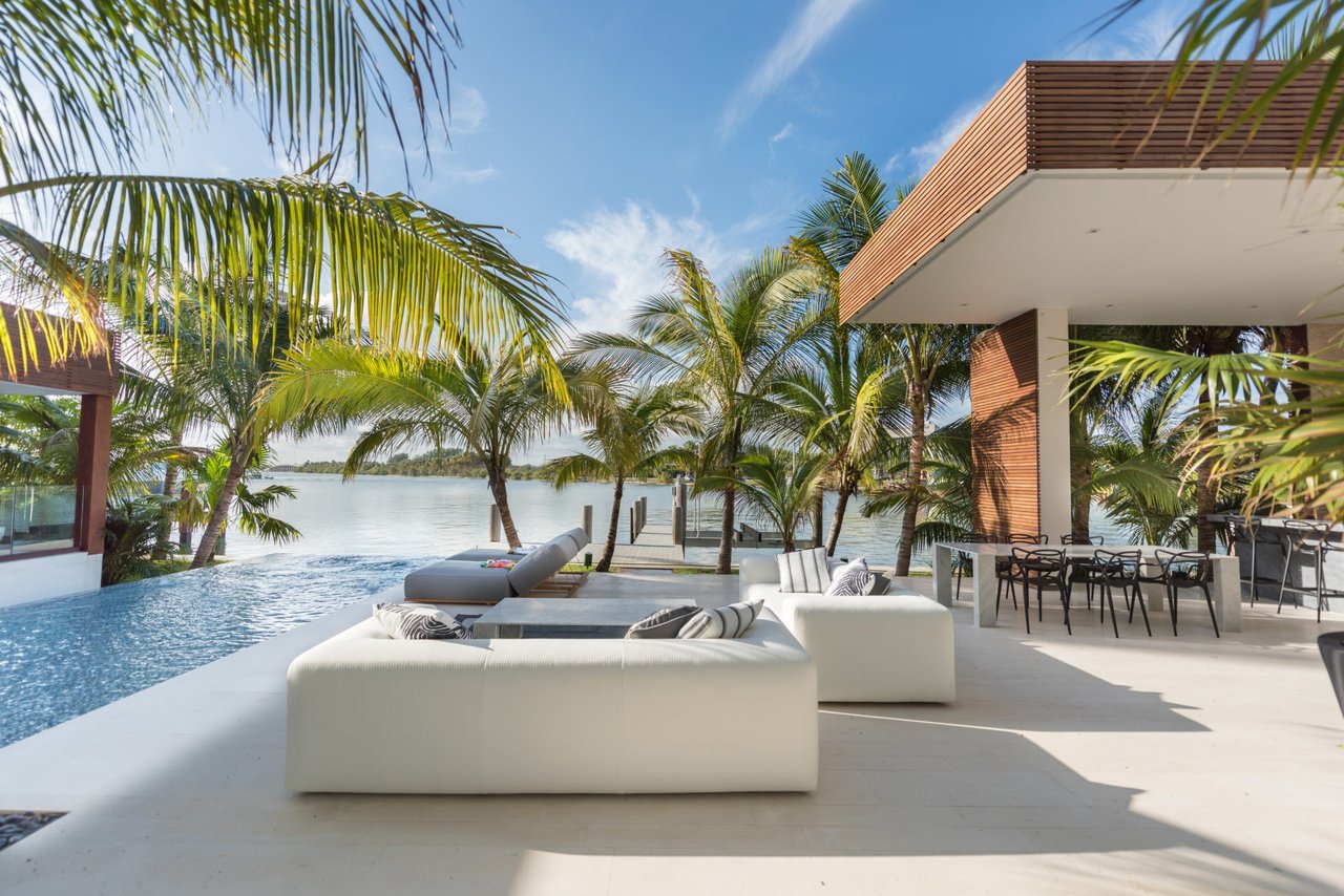 Mansion on North Bay Road Sells for $24.750M