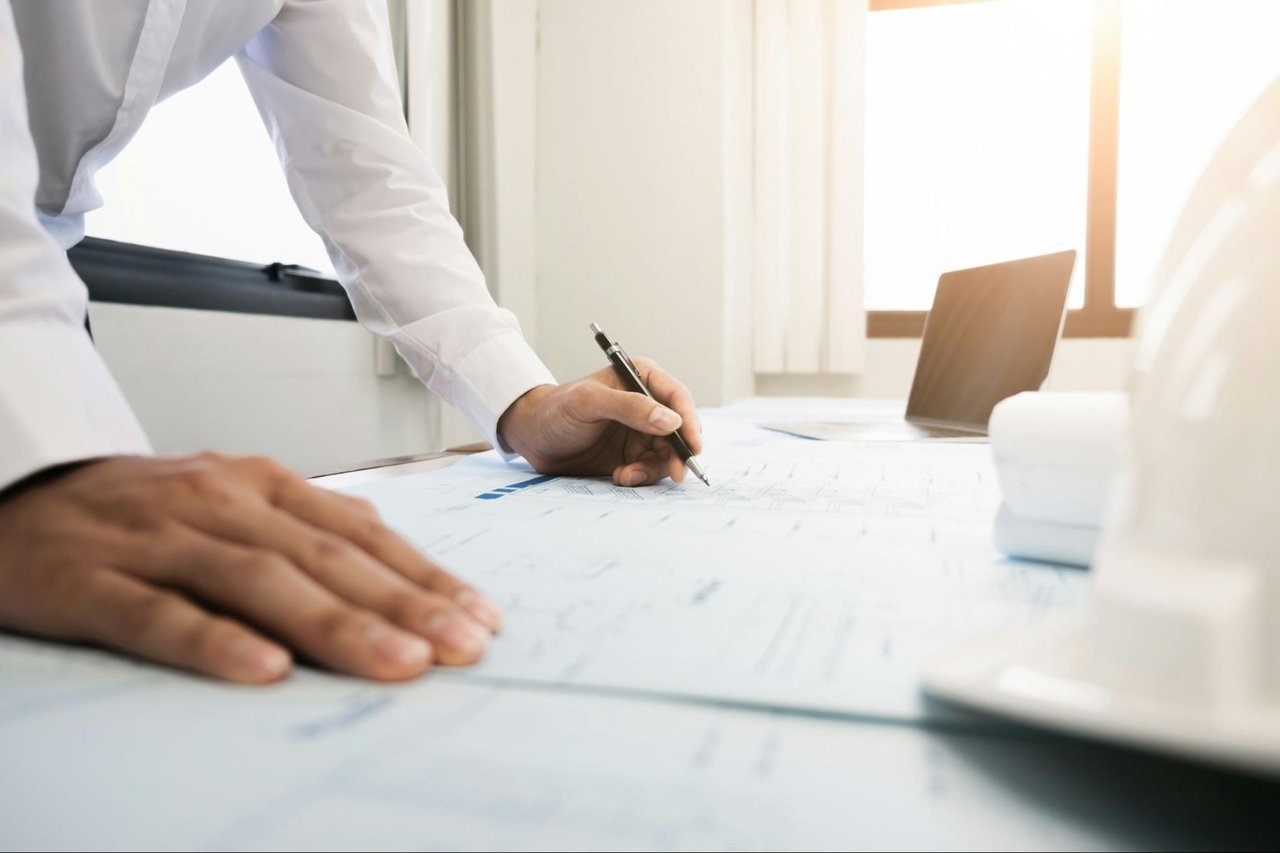 Should You Hire a Contractor or Do It Yourself?