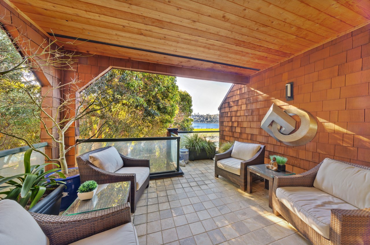 Luxurious End Unit in Point Tiburon