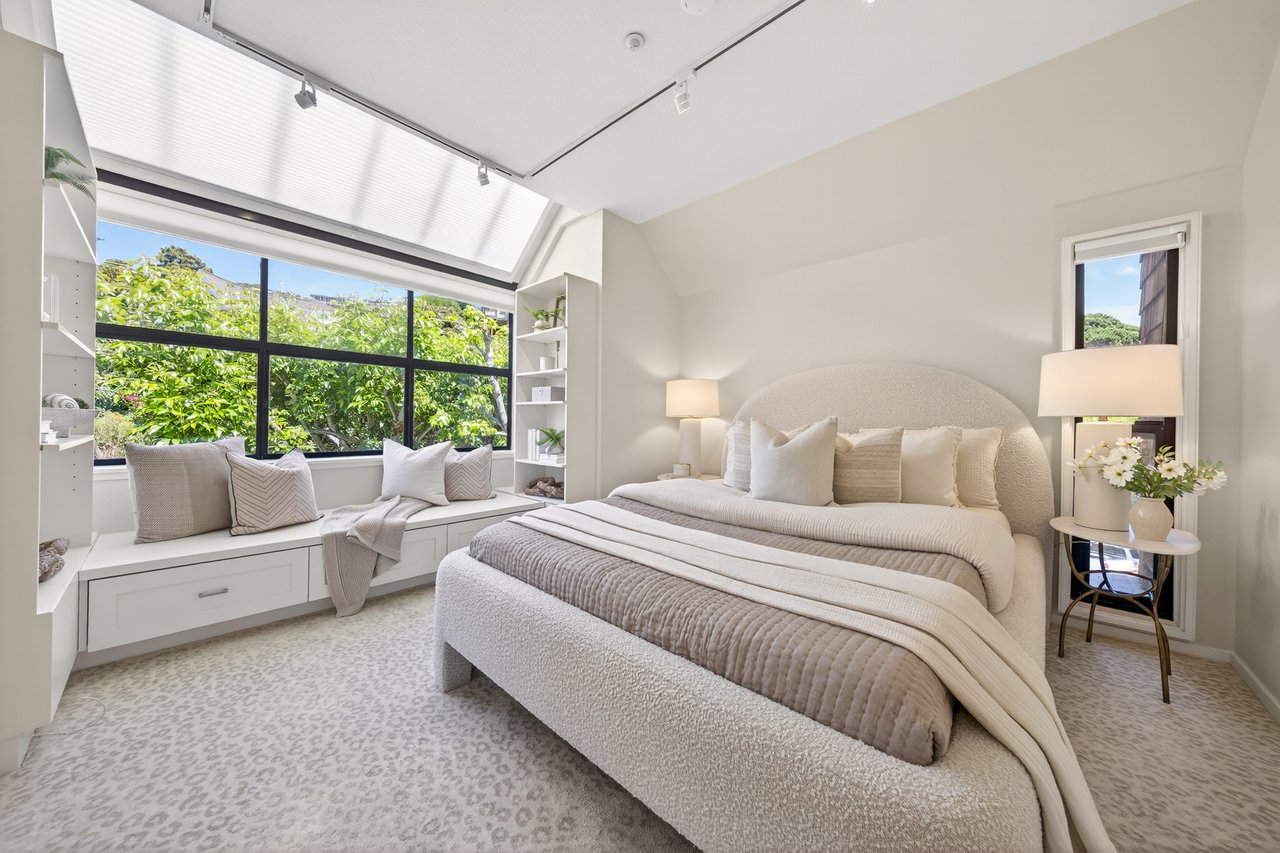Luxurious End Unit in Point Tiburon