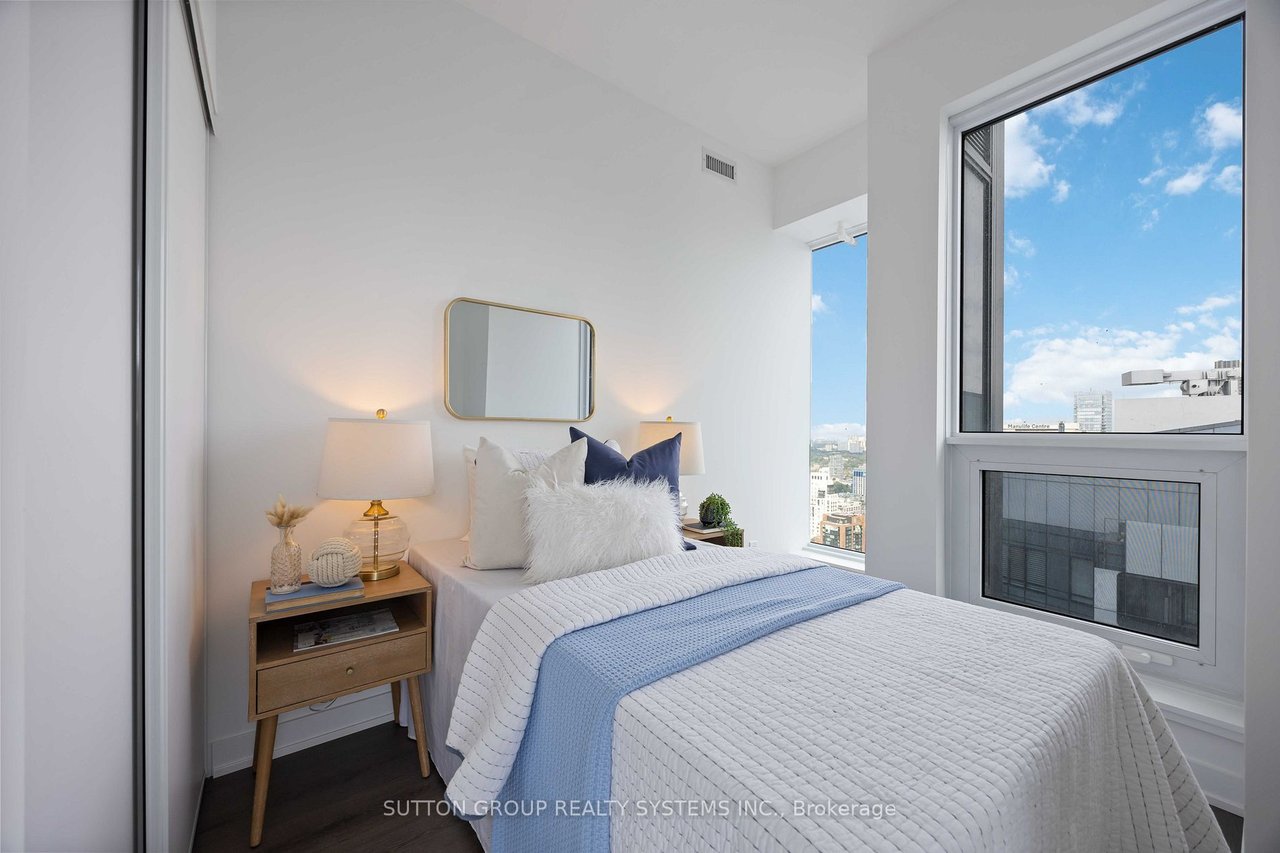 YORKVILLE PENTHOUSE LIVING