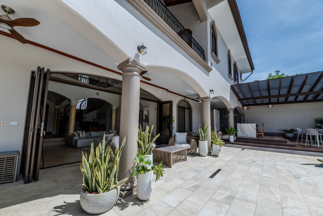 Luxury Home with Pool, Bar Area & Resort-Level Amenities | 5br, 4ba in Perez Zeledon 