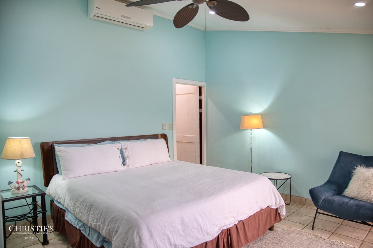Exquisite Corner Townhouse with Panoramic Ocean Views – Faro Escondido